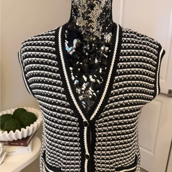 Evereve Willa Lady Like Vest - Picture 4 of 11